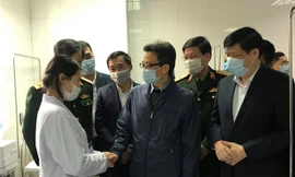 Phó Thủ tướng Vũ Đức Đam thăm người tình nguyện tiêm vắc-xin ngừa COVID-19 Ảnh: Thái Hà