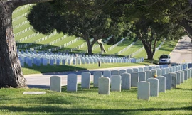 Hình ảnh thường thấy ở nghĩa trang các nước văn minh: Chỉ tấm bia nhô lên còn thì rất bằng phẳng 