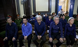 Bị cáo Trần Phương Bình (hàng đầu, thứ 3 từ trái sang) bị đề nghị buộc phải bồi thường tiền và vàng cho DAB. Ảnh: Văn Minh