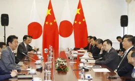 Ông Abe và ông Tập đã có cuộc gặp bên lề Diễn đàn Kinh tế Viễn đông. Ảnh: SCMP.