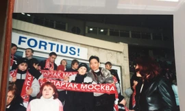 Nghệ sĩ múa Đặng Văn Sơn bên con trai sau một trận đấu 