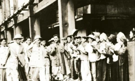 Bác Hồ về thăm Nhà máy Xi măng Hải Phòng ngày 30/5/1957. Ảnh: tư liệu