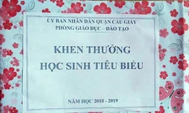 Thùng quà rỗng ruột Phòng GD&ĐT quận Cầu Giấy trao tặng cho các học sinh giỏi tiêu biểu
