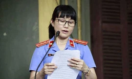 Đại diện VKS nêu quan điểm tại phiên tòa. Ảnh: Tân Châu