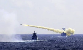 Hải quân Trung Quốc tập trận bắn đạn thật trên biển Hoa Đông Ảnh: AP