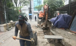 Đào đường làm lại hệ thống thoát nước ở Hà Nội không được quây che, phát thải bụiẢnh: P.V