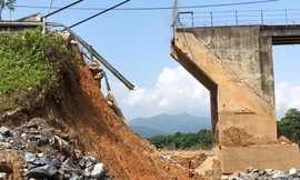 Cầu Chôm Lôm bị thổi bay mố phía Nam do thủy điện xả lũ bất thình lình
