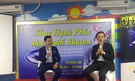 Rigzin Regal (phải) tại cuộc nói chuyện “Sống Hạnh phúc như người Bhutan”