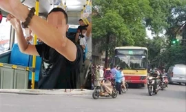Kẻ biến thái bị phát hiện “tự sướng” trên xe buýt số 01 ngày 21/6 (ảnh nhỏ), tài xế dừng xe để cùng hành khách đưa người này vào đồn công an. Ảnh: A.T