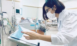 Trong dịch COVID-19, Vân Anh là cộng sự đắc lực của GS Trần Ngọc Phúc trong hành trình mang máy thở MV20 về Việt Nam