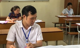 Chấm thi tự luận. Ảnh: Nghiêm Huê