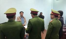 Công an đọc lệnh khởi tố và bắt giam đối với ông Lê Anh Tuân (phó giám đốc) tại trụ sở làm việc 