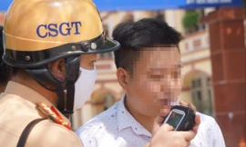 CSGT kiểm tra nồng độ cồn trên đường Xuân La (Tây Hồ, Hà Nội). Ảnh: Nguyễn Hoàn