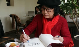 Ngoài viết văn, Trần Thị Trường còn là một họa sĩ vừa có triển lãm đầu tay. Ảnh: N.M. Hà