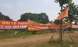 Người dân căng băng rôn phản đối mở rộng nghĩa trang Thanh Tước 