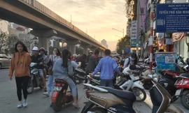 Dù có biển bảng cấm nhưng các hộ kinh doanh vẫn vô tư chiếm vỉa hè thành nơi giữ xe trên đường Nguyễn Trãi ảnh: Võ Hóa 