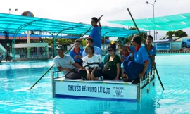 Giường bè không gắn lều được hạ thủy trên hồ bơi