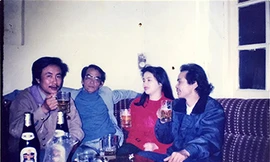 Nhà thơ Nguyễn Trọng Tạo (bìa phải). Từ trái qua là nhà văn Nguyễn Quang Lập, nhà thơ Hoàng Phủ Ngọc Tường và tác giả bài báo. Ảnh: NGUYỄN ĐÌNH TOÁN