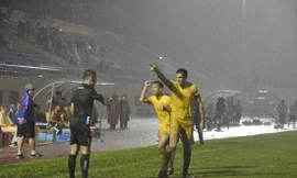 Sai sót của trọng tài liên tục "vô tình" trúng vào đội bóng yếu như Nam Định. Ảnh: Anh Tú