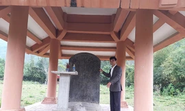 Tấm bia tại Ly cung nhà Hồ 