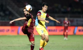 TPHCM (trái) sẽ phải quyết đấu với Quảng Nam để tranh ngôi đầu với Hà Nội FC cuối tuần này. Ảnh: VSI