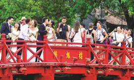 Giới trẻ chọn Thê Húc là nơi bày tỏ tình cảm. Ảnh: PV