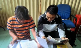 Công Tâm (bìa phải) trong buổi dạy thêm 