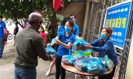 Điểm phát gạo nhà cô giáo Phúc