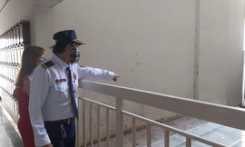 Bảo vệ chỉ hiện trường nơi ông Tín rơi xuống tử vong. Ảnh: CH