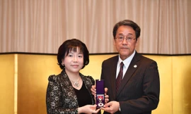 Đại sứ Umeda Kunio trao bằng chứng nhận Huân chương Mặt trời mọc cho bà Nguyễn Thị Thanh Nhàn.