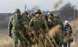 Quân nhân thuộc “Cộng hòa nhân dân Donetsk” tự xưng hành quân gần làng Petrovskoye hôm 9/11 Ảnh: Reuters