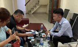 Người thuê thẻ (bìa trái) đang thực hiện giao dịch mua hàng tại nhà người cho thuê thẻ 