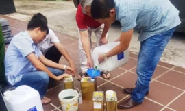 Cơ quan chức năng lấy mẫu xăng dầu kém chất lượng để giám định trong vụ 2 triệu lít xăng dầu "bẩn" ở Nghệ An hồi tháng 10/2017 