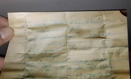 Mảnh giấy đựng trong lọ thủy tinh ghi thông tin về liệt sĩ Đỗ Văn Triệu