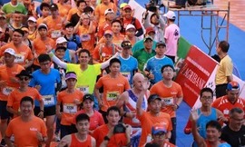 Phó Tổng cục trưởng Tổng cục TDTT Lê Thị Hoàng Yến thuyết trình về đóng góp của Tiền Phong Marathon cho việc thúc đẩy du lịch thể thao tại Việt Nam ảnh: HY