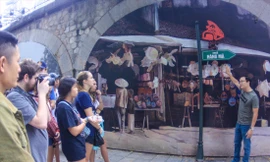 Họa sĩ Nguyễn Thế Sơn kể chuyện Hà Nội cho những du khách đặc biệtẢnh: DUY PHẠM 