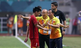 Trợ lý ngôn ngữ Lê Huy Khoa (phải) hỗ trợ HLV Park Hang Seo tại Asian Games 2018 vừa qua. Ảnh: HỮU PHẠM.