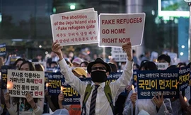 Người dân Hàn Quốc ra đường phản đối cho người Yemen cư trú tại đảo Jeju. Ảnh: Getty Images.