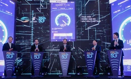 Bộ trưởng Bộ Thông tin và Truyền thông Nguyễn Mạnh Hùng, Bộ trưởng Bộ Khoa học và Công nghệ Chu Ngọc Anh cùng đại diện doanh nghiệp ấn nút thực hiện cuộc gọi 5G đầu tiên tại Việt Nam vào 10/5/2019