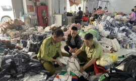 Lực lượng QLTT Hà Nội kiểm tra kho hàng có dấu hiệu buôn bán hàng giả, hàng nhái