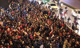 Hàng chục nghìn người tràn ra lòng đường Tây Sơn trong lễ dâng sao giải hạn của chùa Phúc Khánh Ảnh: A.T 