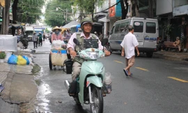 Ông Tống Văn Thơm với chiếc xe "hành hiệp trượng nghĩa" mỗi ngày. Ảnh: Ngô Tùng