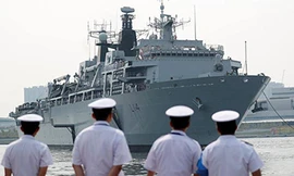 Tàu tấn công đổ bộ HMS Albion của Anh cập cảng Tokyo ngày 3/8/2018. Ảnh: Getty Images