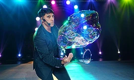 Fan Yang đem “Huyền thoại bong bóng” về biểu diễn thường xuyên ở công viên Yên Sở