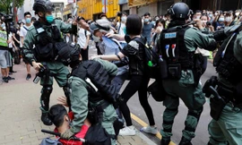 Cảnh sát chống bạo động Hong Kong đụng độ với người biểu tình hôm 27/5. Ảnh: REUTERS 