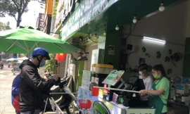 Mở cửa kinh doanh sau thời gian cách ly, hàng quán vẫn đảm bảo giữ khoảng cách an toàn. Ảnh: U.P