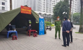 Chốt xử lý vi phạm tại phường Vĩnh Tuy (Hà Nội)