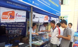 Việc đổi số di động khiến thị trường sim số đẹp sôi động lên chút ít nhưng làm đại đa số người dùng sim 11 số phải chuyển đổi chịu phiền toái, hao công, tốn của. Ảnh: Võ Hóa.