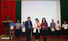 Đại diện “Netloading” nhận giải Nhất cuộc thi Ý tưởng thanh niên Bắc Ninh khởi nghiệp năm 2018. Ảnh: CTV