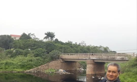 Nước sông Đáy nhiều năm nay có màu đen và mùi hôi thối 